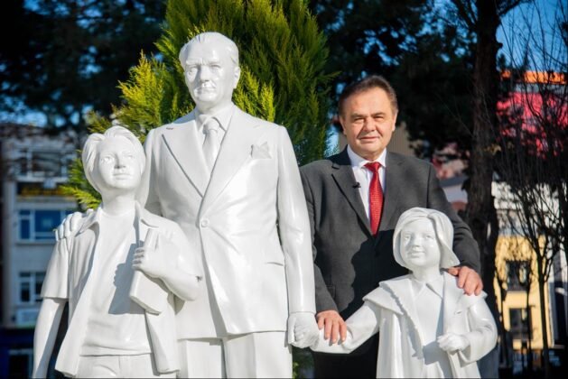 "MUSTAFA KEMAL ATATÜRK VE ÇOCUKLAR" İSİMLİ HEYKEL AÇILDI
