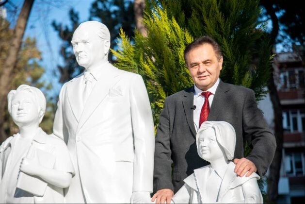 "MUSTAFA KEMAL ATATÜRK VE ÇOCUKLAR" İSİMLİ HEYKEL AÇILDI