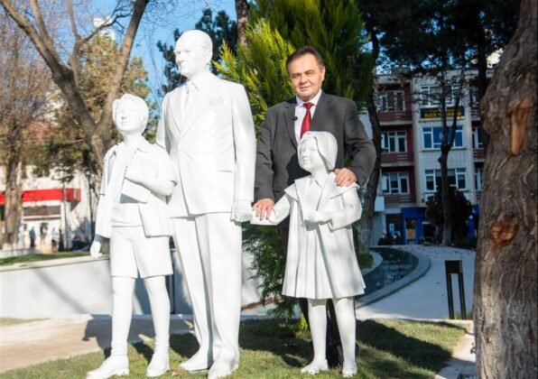 "MUSTAFA KEMAL ATATÜRK VE ÇOCUKLAR" İSİMLİ HEYKEL AÇILDI