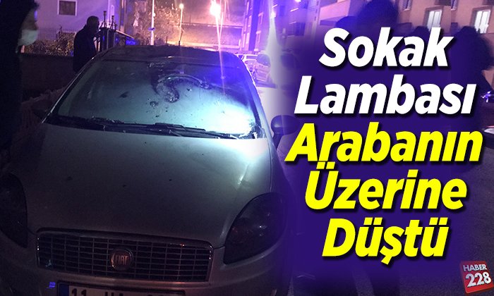 Sokak lambası park halindeki arabanın üzerine düştü