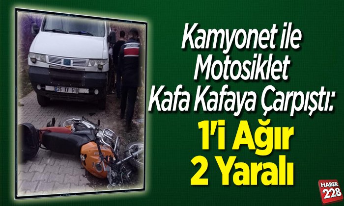 Kamyonet ile motosiklet kafa kafaya çarpıştı