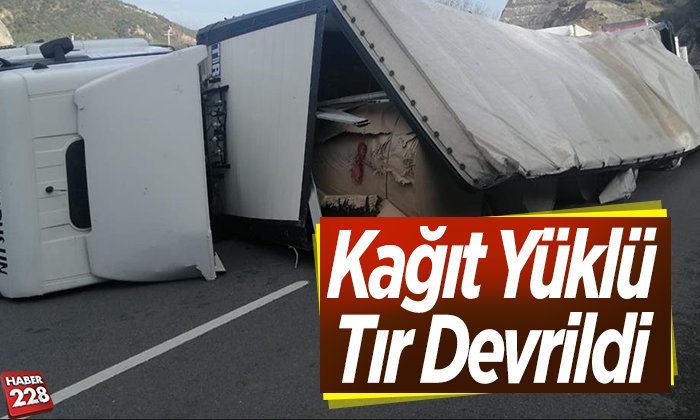 kağıt yüklü tır devrildi