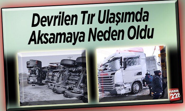 Devrilen Tır Ulaşımda Aksamaya Neden Oldu