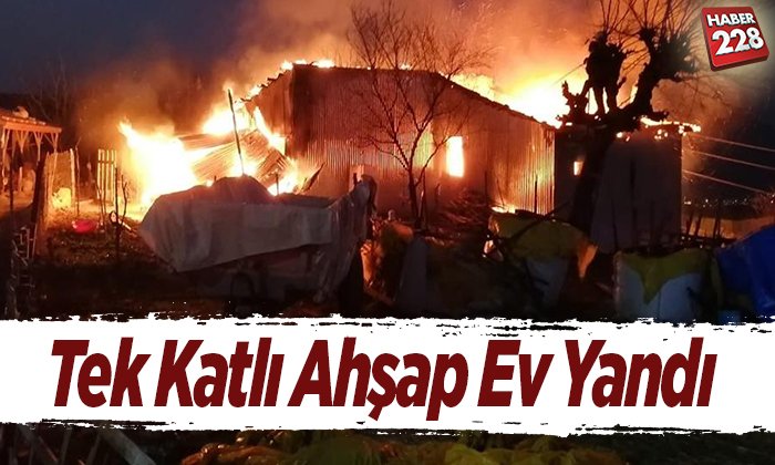 Tek Katlı Ahşap Ev Yandı