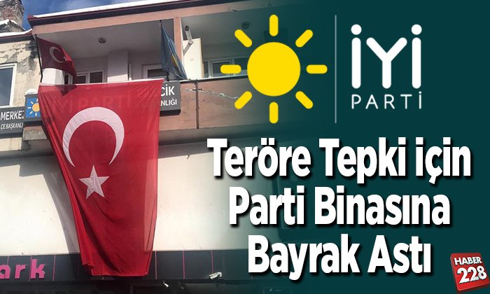 parti binasına bayrak astı