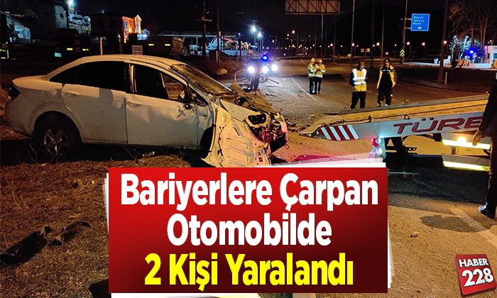 Bariyerlere Çarpan Otomobilde 2 Kişi Yaralandı