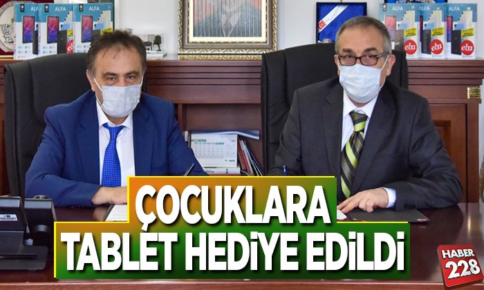 ÇOCUKLARA TABLET HEDİYE EDİLDİ