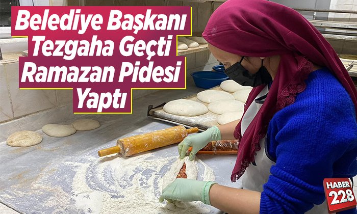 Belediye başkanı tezgaha geçti Ramazan pidesi yaptı