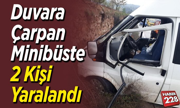 Duvara Çarpan Minibüste 2 Kişi Yaralandı