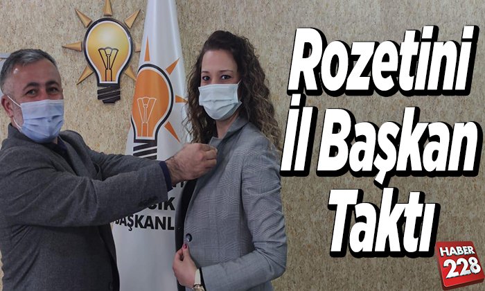 rozetini taktı