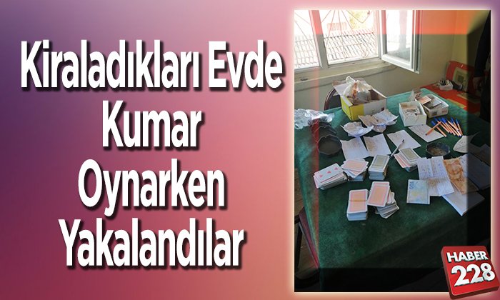 Kiraladıkları evde kumar oynarken yakalandılar