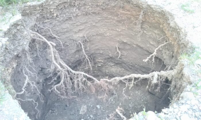 5 metre derinliğinde çukur oluştu!
