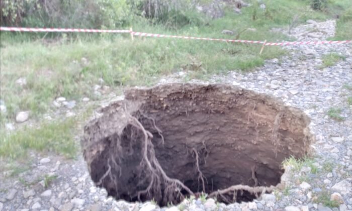5 metre derinliğinde çukur oluştu!