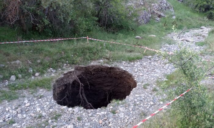 5 metre derinliğinde çukur oluştu!