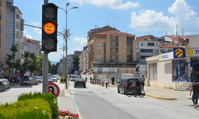 TRAFİK IŞIKLARINDAN "AŞI OL" ÇAĞRISI