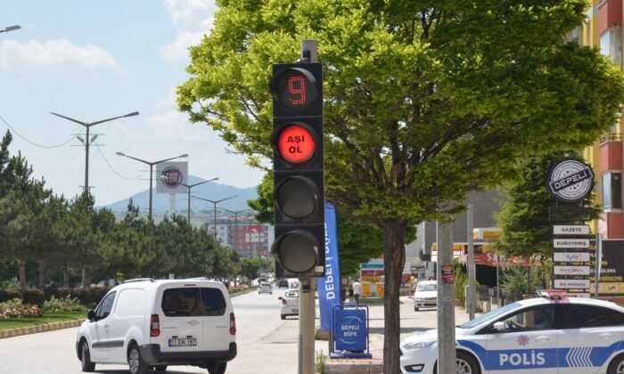 TRAFİK IŞIKLARINDAN "AŞI OL" ÇAĞRISI