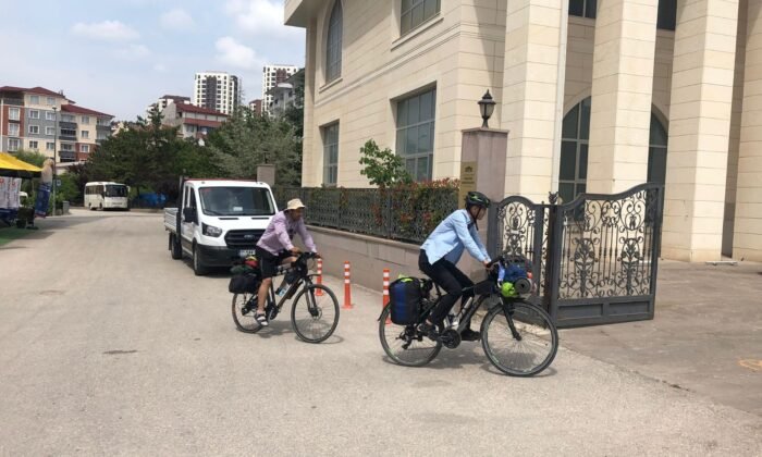 Otobüs yerine bisikletleriyle tura çıktılar