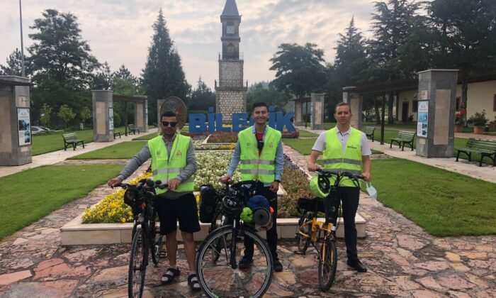Otobüs yerine bisikletleriyle tura çıktılar