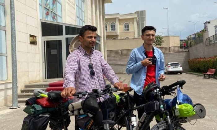 Otobüs yerine bisikletleriyle tura çıktılar