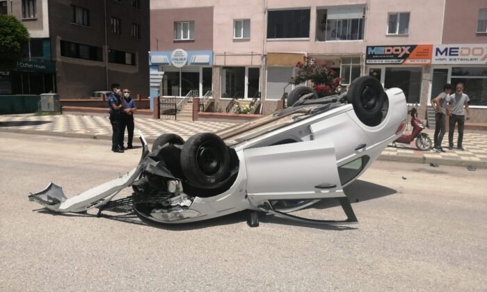 Takla atan otomobilden yara almadan kurtuldu