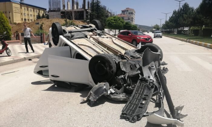 Takla atan otomobilden yara almadan kurtuldu