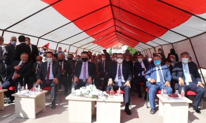 BAKAN DÖNMEZ: "ELEKTRİĞE HİÇ BEDEL ÖDEMEYECEKSİN" ENERJİ VE TABİİ KAYNAKLAR BAKANI FATİH DÖNMEZ: "BU TEMELLERİNİ ATTIĞIMIZ PAZAR ALANINDA GAZOZ VE LİMONATA SATTIM" "ELEKTRİK MALİYETLERİNİN DÜŞÜRÜLMESİ İÇİN YENİ BİR UYGULAMA DAHA GETİRDİK" "10 KİLOWATT BİR SU POMPANIZ VAR, 10 KİLOWATT GÜNEŞ PANELİNİ KURABİLECEKSİN BUNUN NETİCESİNDE ELEKTRİĞE HİÇ BEDEL ÖDEMEYECEKSİN" TARIM VE ORMAN BAKANI BEKİR PAKDEMİRLİ: "TOPLAM 150 BİN DEKAR İLÇEMİZDE TARIM ALANIMIZ VAR" "GÖLPAZARI'NA YATIRIMCI YÖNLENDİRME KONUSUNDA BİZ DE ELİMİZDEN GELEN GEREKLİ GAYRETLERİ GÖSTERECEĞİZ"