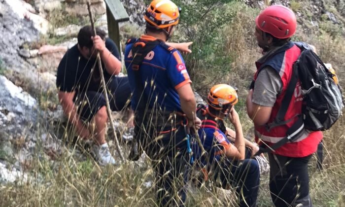mahsur kalan şahıs halat yardımıyla kurtarıldı