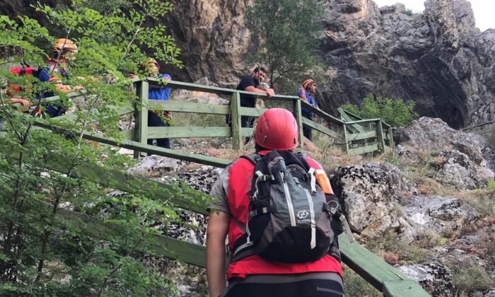 mahsur kalan şahıs halat yardımıyla kurtarıldı