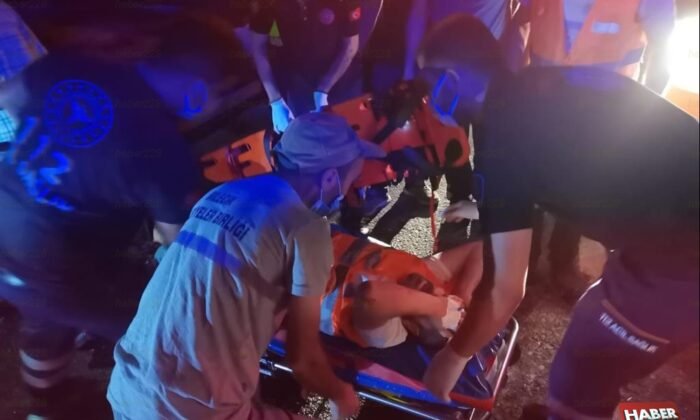 Araçta sıkışan 1 kişiyi AFAD ekipleri kurtardı (1)