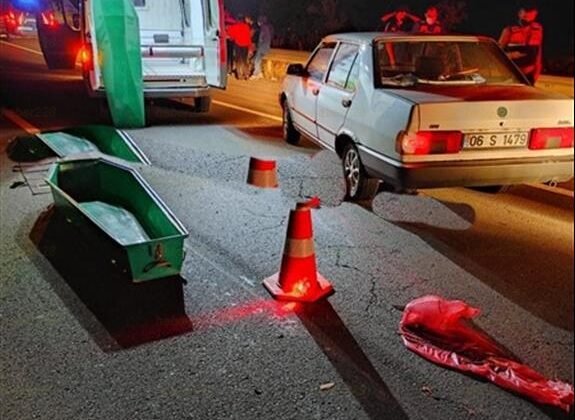 Art arda 3 aracın çarptığı sürücü öldü
