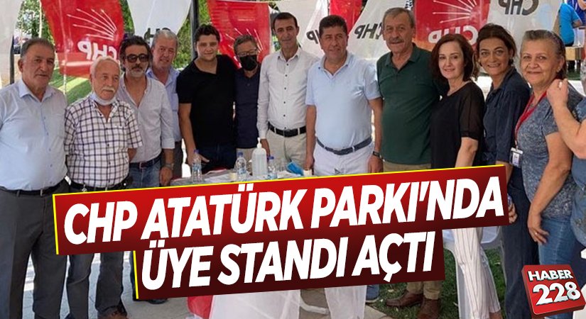 CHP ATATÜRK PARKINDA ÜYE STANDI AÇTI
