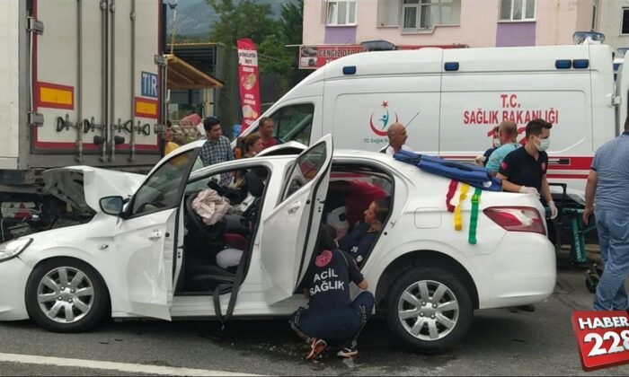 Hurdaya dönen araçta 3ü çocuk 5 yaralı (2)