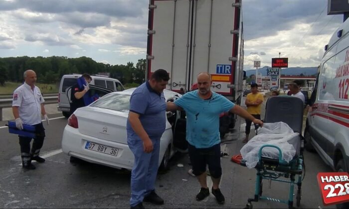 Hurdaya dönen araçta 3ü çocuk 5 yaralı (3)