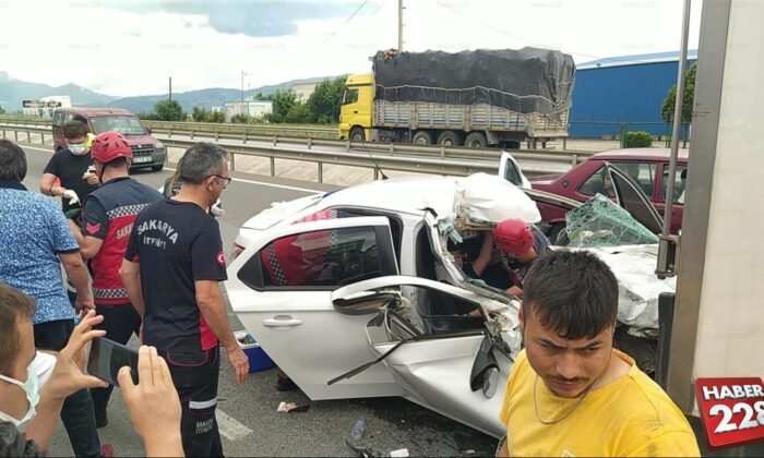 Hurdaya dönen araçta 3ü çocuk 5 yaralı (5)