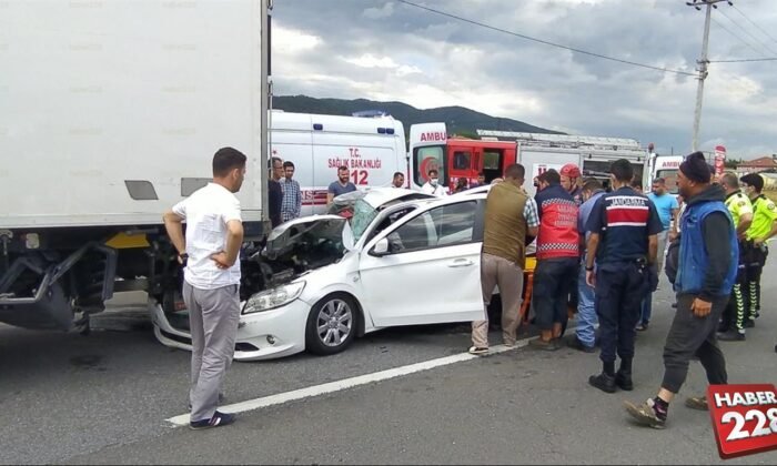 Hurdaya dönen araçta 3ü çocuk 5 yaralı (8)