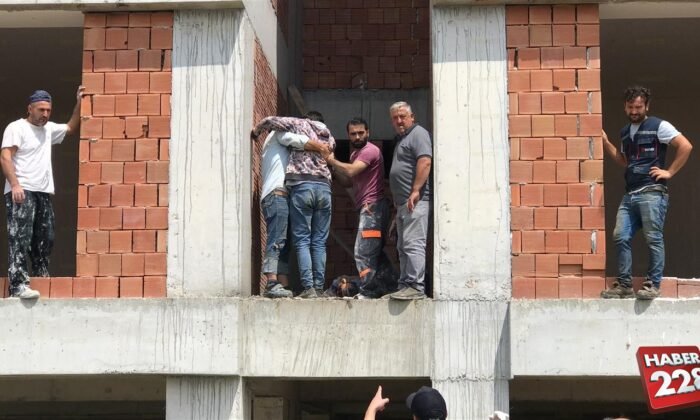İnşaattan Düşen İşçi Hayatını Kaybetti (6)