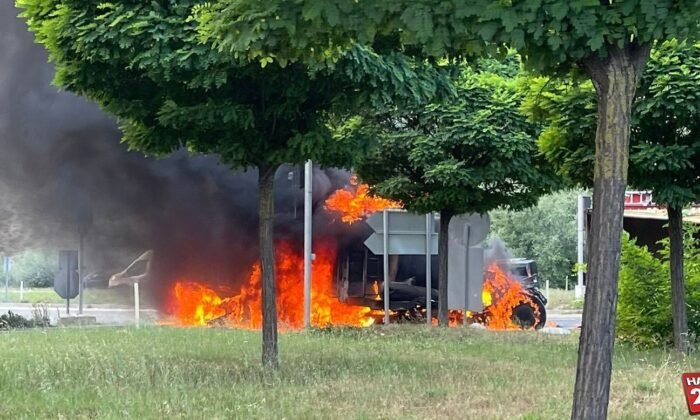 Bilecik'te kaza yapan tır alev alev yandı