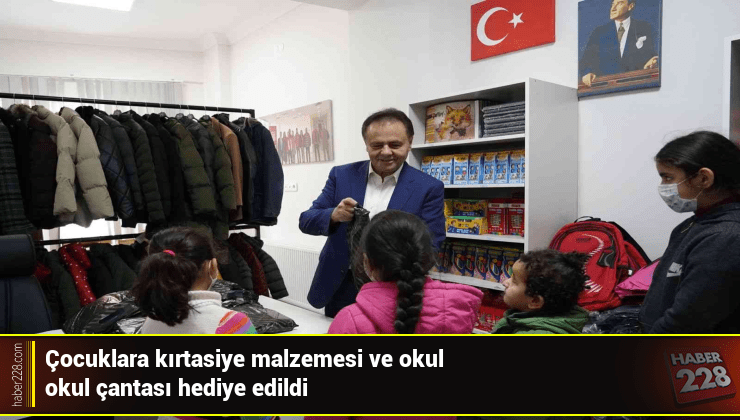 bilecik-haber_bilecik-te-cocuklara-kirtasiye-malzemesi-ve-okul-cantasi-hediye-edildi.jpg