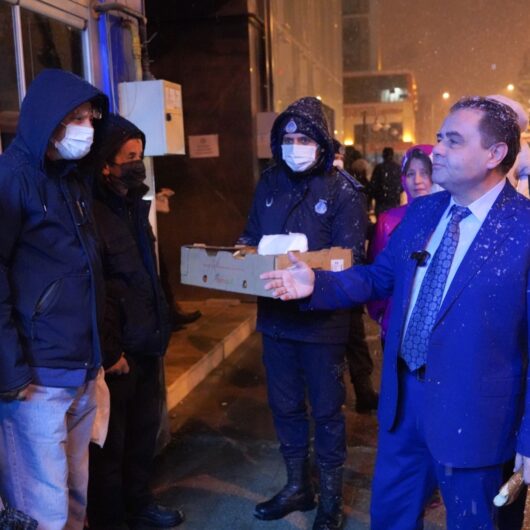 Başkan Şahin, esnaf ve vatandaşlara simit ikram etti (1)