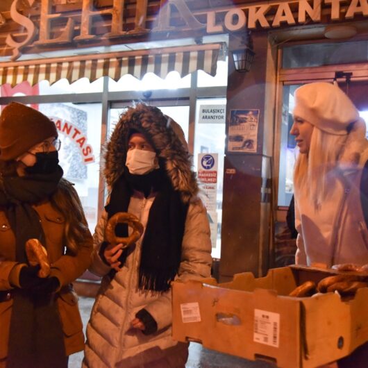 Başkan Şahin, esnaf ve vatandaşlara simit ikram etti (2)
