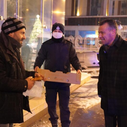 Başkan Şahin, esnaf ve vatandaşlara simit ikram etti (7)