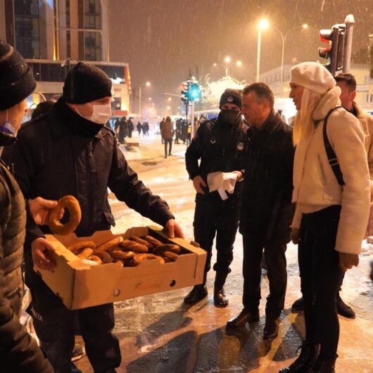 Başkan Şahin, esnaf ve vatandaşlara simit ikram etti (8)