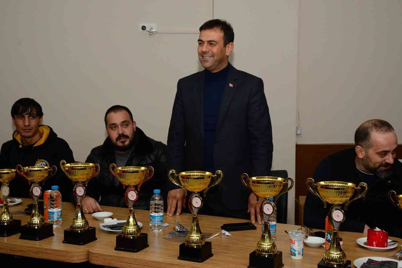 bilecik-haber_basketbol-sampiyonasi-nda-10-takim-10-kupa.jpg