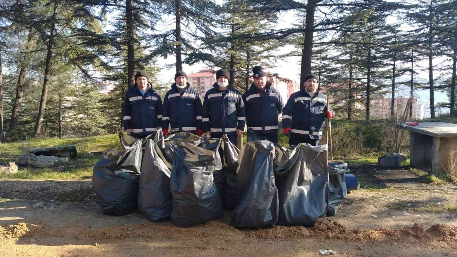bilecik-haber_kent-ormani-nda-bir-kamyon-cop-topladilar.jpg