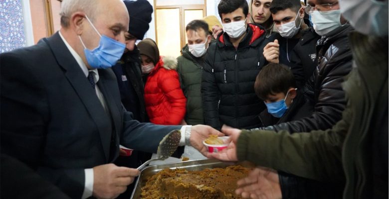 BASKAN-VEKILI-TUFEKCIOGLUNDAN-VATANDASLARA-HELVA-IKRAMI-780x400