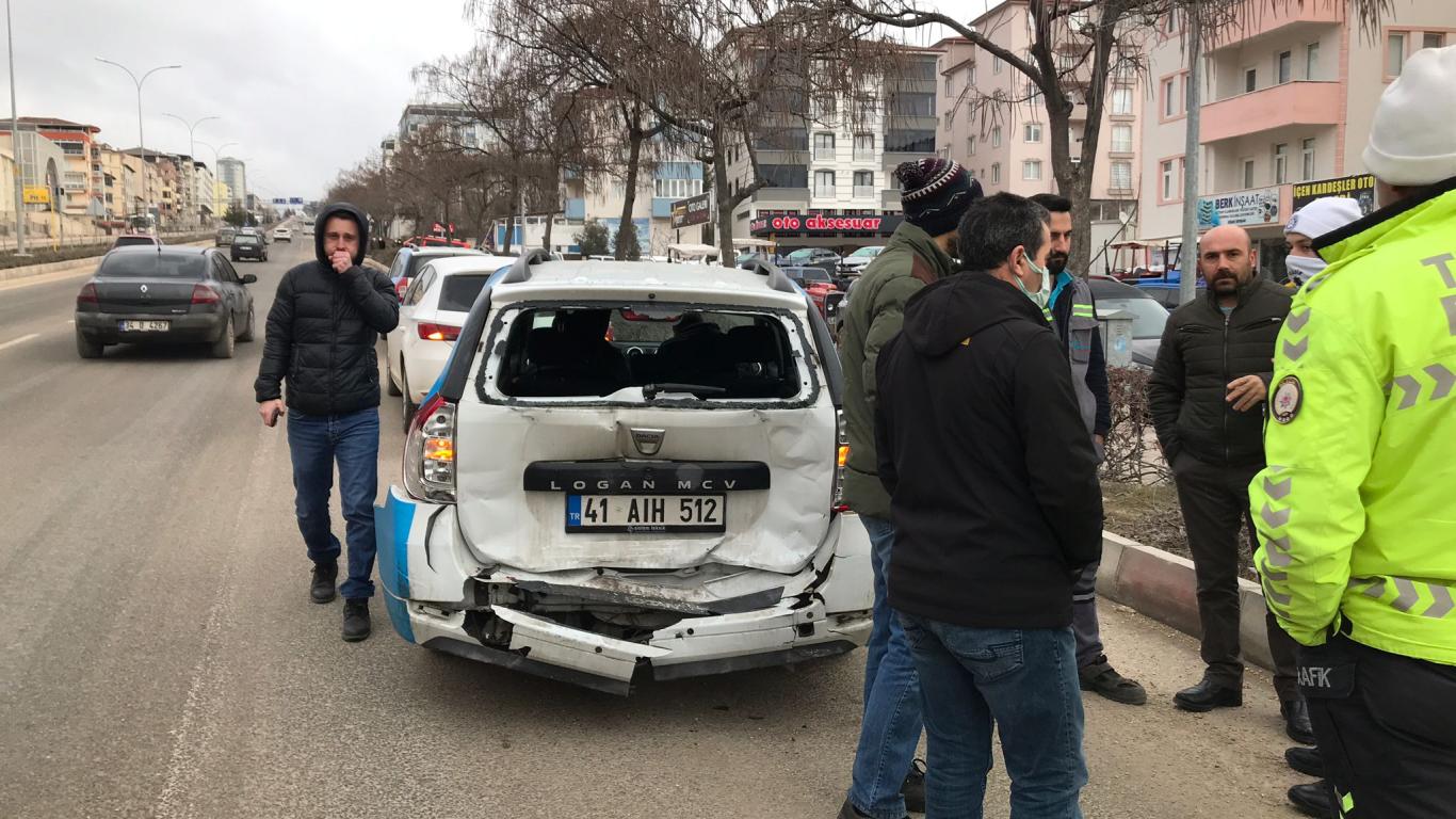 bilecik-haber_bilecik-te-minibus-ile-otomobilin-carpistigi-kazada-4-kisi-yaralandi.jpg
