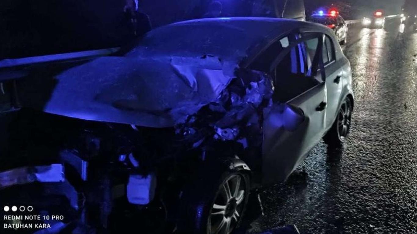 bilecik-haber_bozuyuk-te-is-makinesiyle-carpisan-otomobildeki-3-kisi-yaralandi.jpg