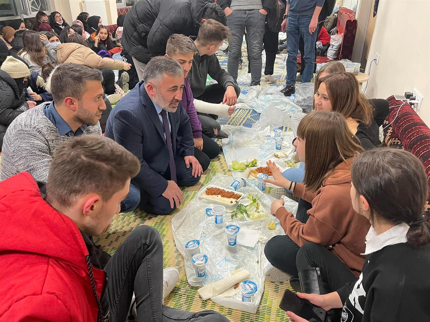 bilecik-haber_ilk-defa-oy-kullanacak-genclerle-bulustular.jpg
