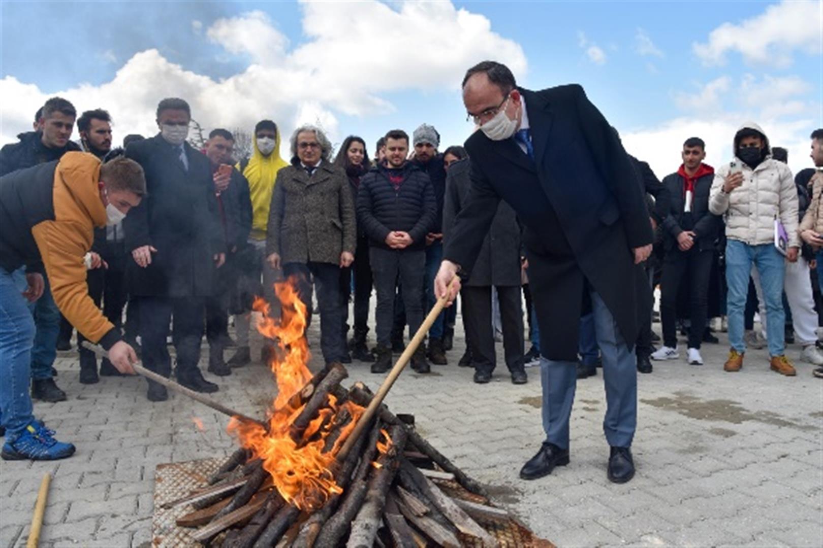 bilecik-haber_uni-versi-tede-nevruz-atesi-yandi.jpg