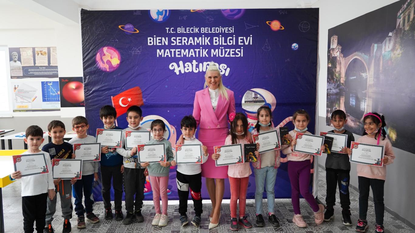 bilecik-haber_bilecik-te-robotik-kodlama-egitimine-katilan-ogrencilere-sertifikalari-verildi.jpg